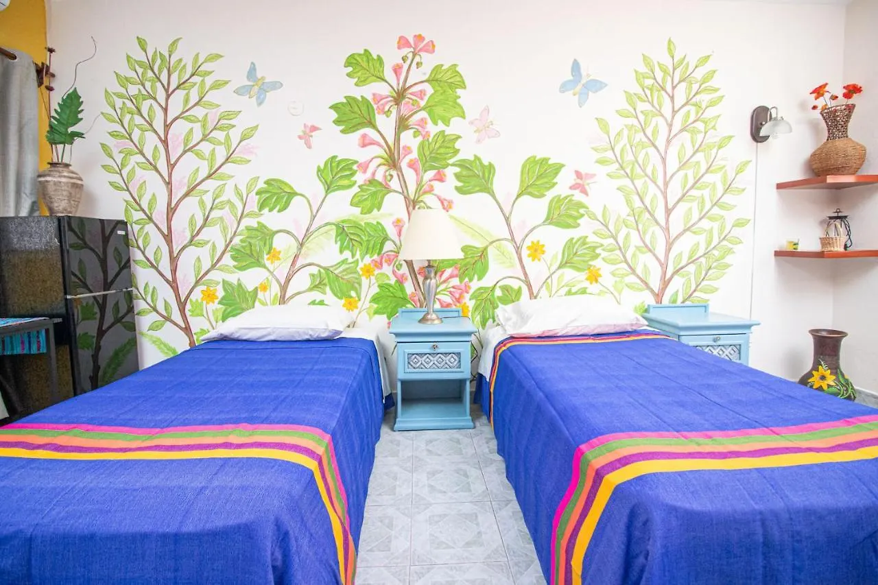 Hotel La Casa Del Almendro Playa del Carmen Pensión