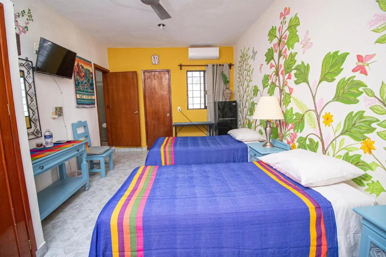 Hotel La Casa Del Almendro Playa del Carmen Pensión